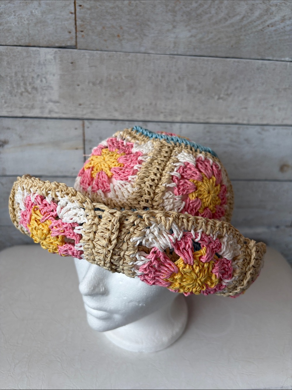 UO Floppy crochet granny squares bucket hat - Picture 5 of 8